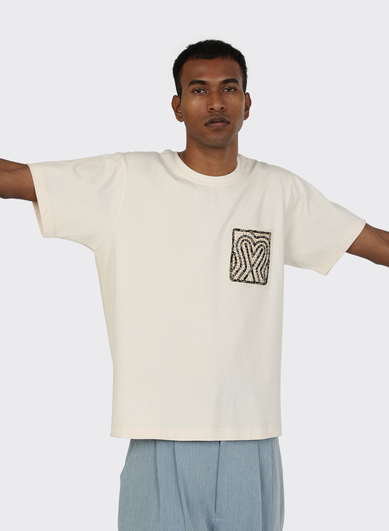 KARDO / T-6 / T-SHIRT WITH RABARI BACK PANEL & PATCH POCKET / WHITE