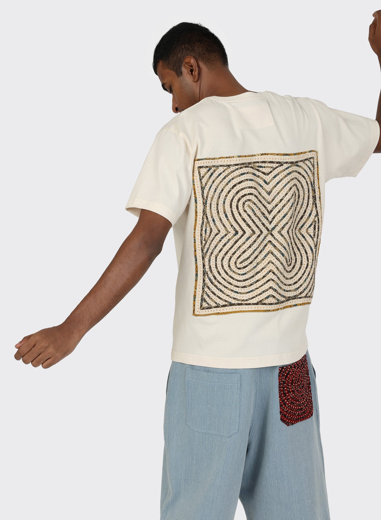 KARDO / T-6 / T-SHIRT WITH RABARI BACK PANEL & PATCH POCKET / WHITE
