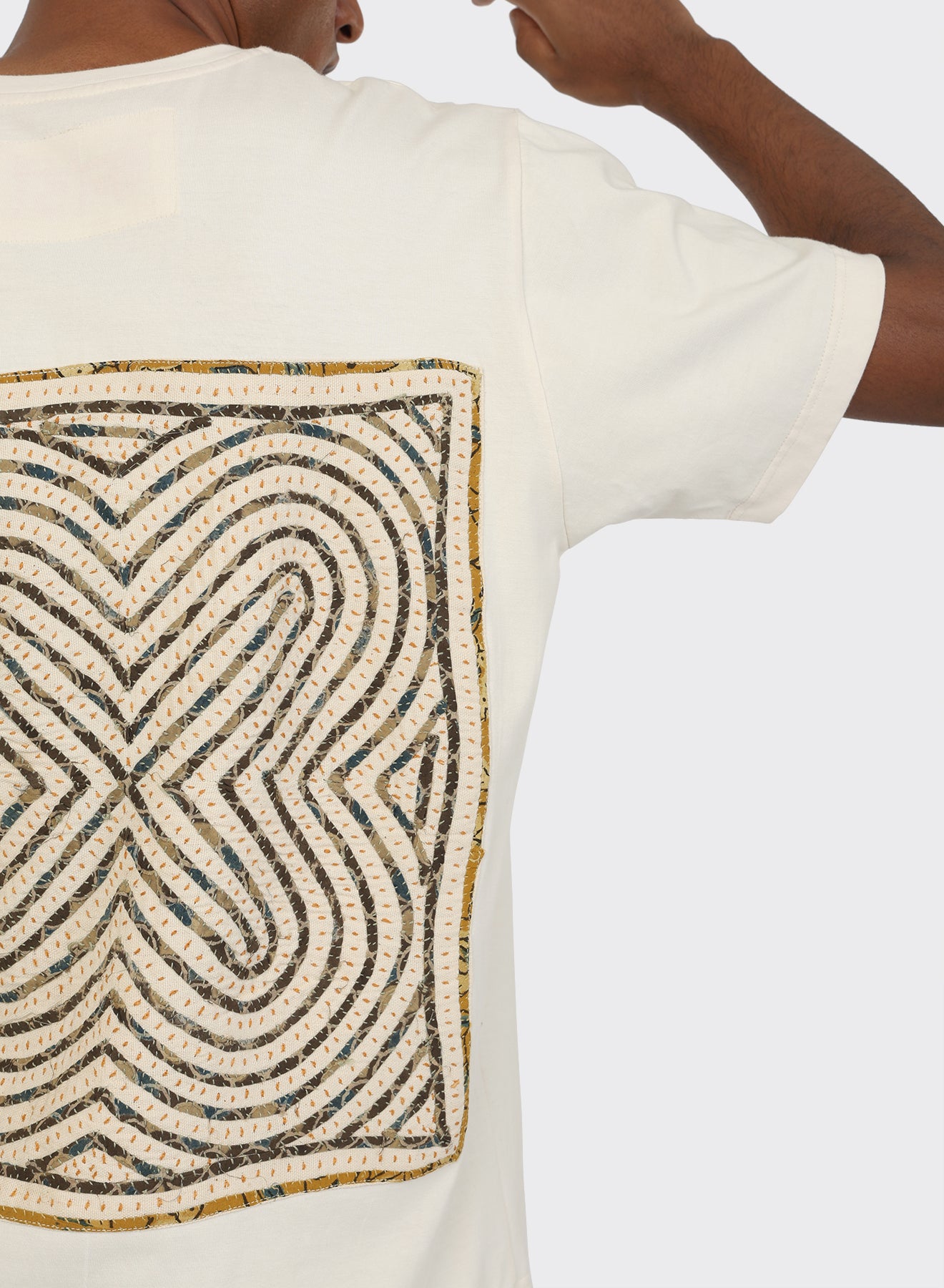 KARDO / T-6 / T-SHIRT WITH RABARI BACK PANEL & PATCH POCKET / WHITE