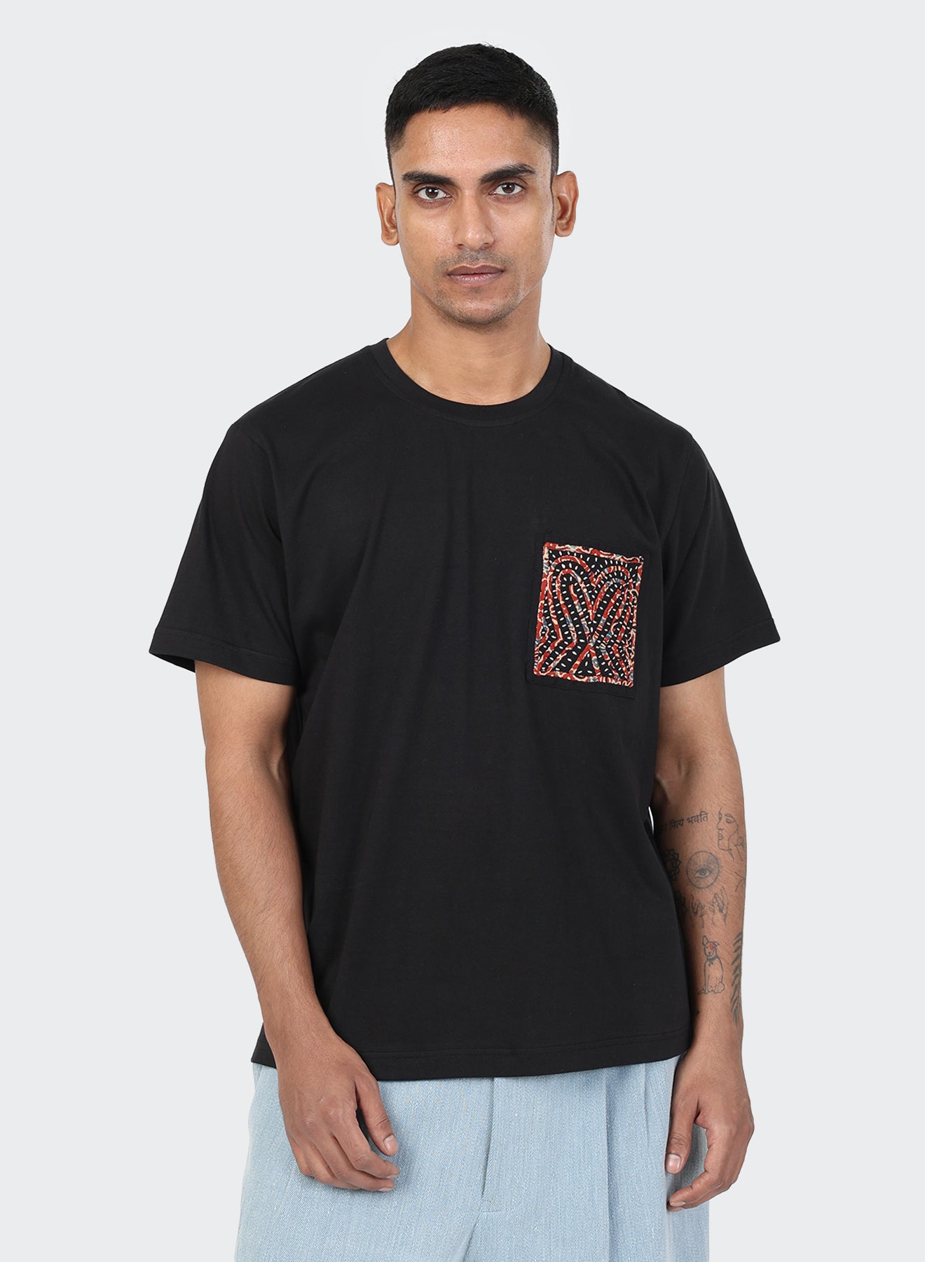 KARDO / T-6 / T-SHIRT WITH RABARI BACK PANEL & PATCH POCKET / BLACK