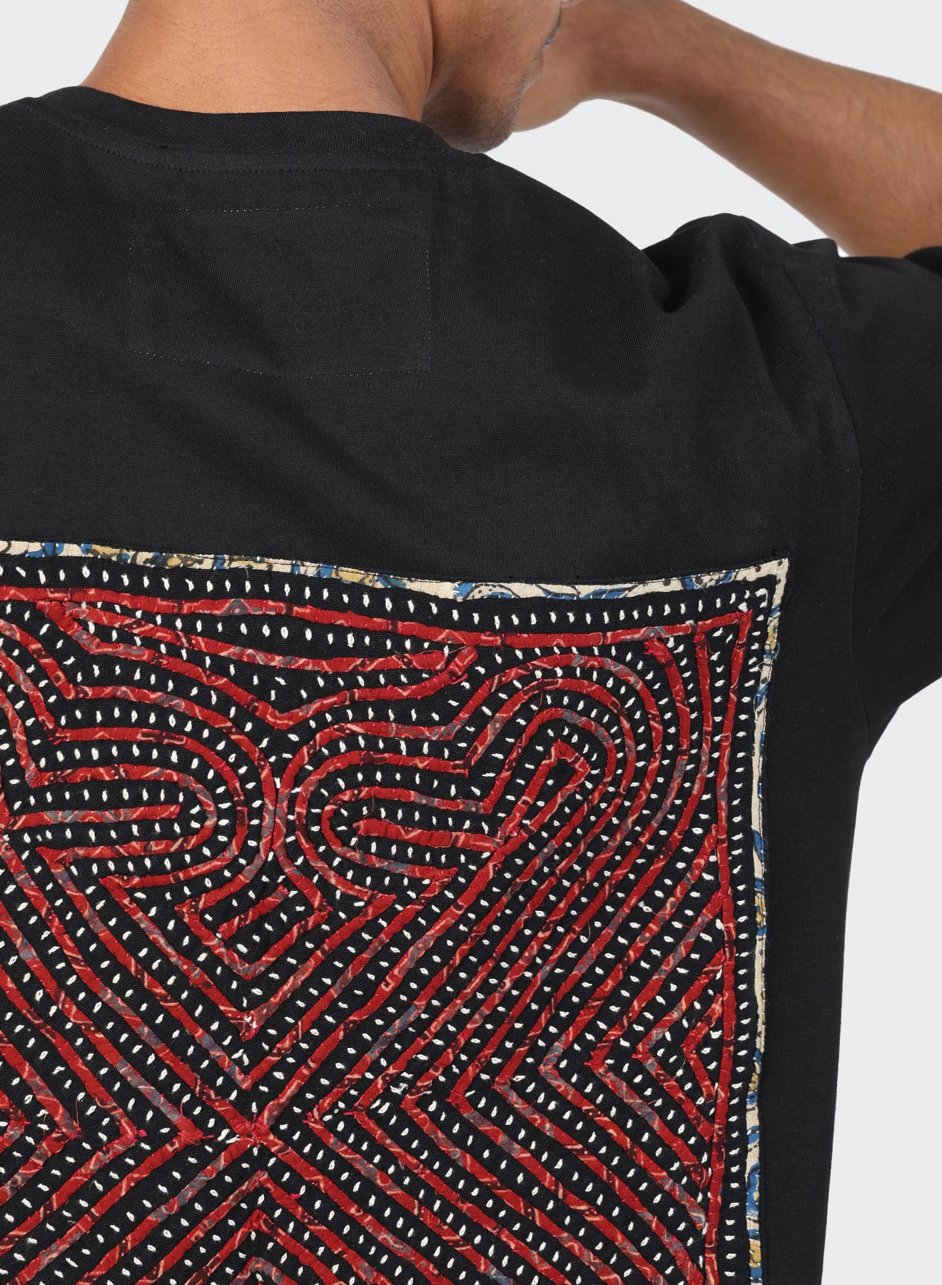 KARDO / T-6 / T-SHIRT WITH RABARI BACK PANEL & PATCH POCKET / BLACK