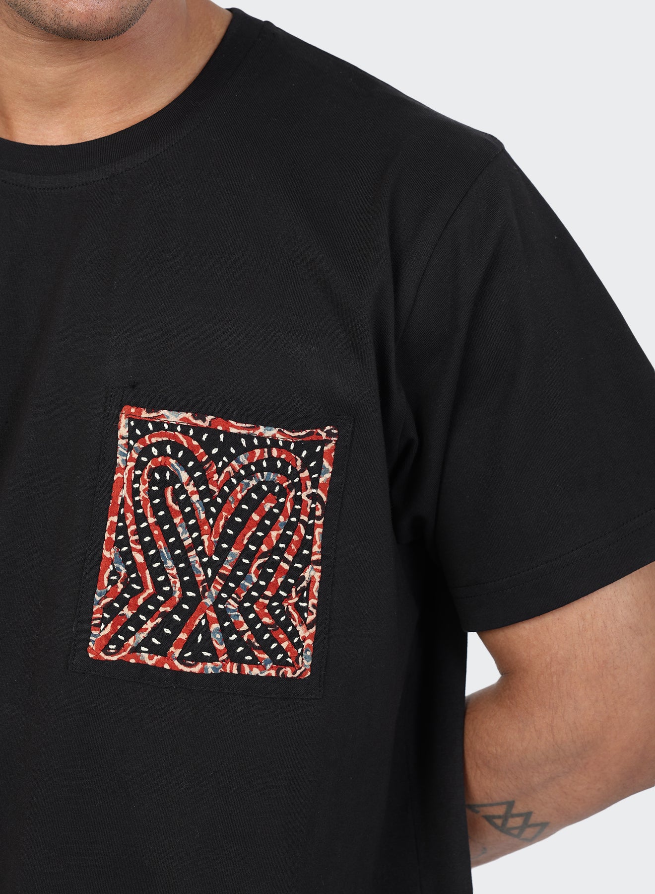 KARDO / T-6 / T-SHIRT WITH RABARI BACK PANEL & PATCH POCKET / BLACK