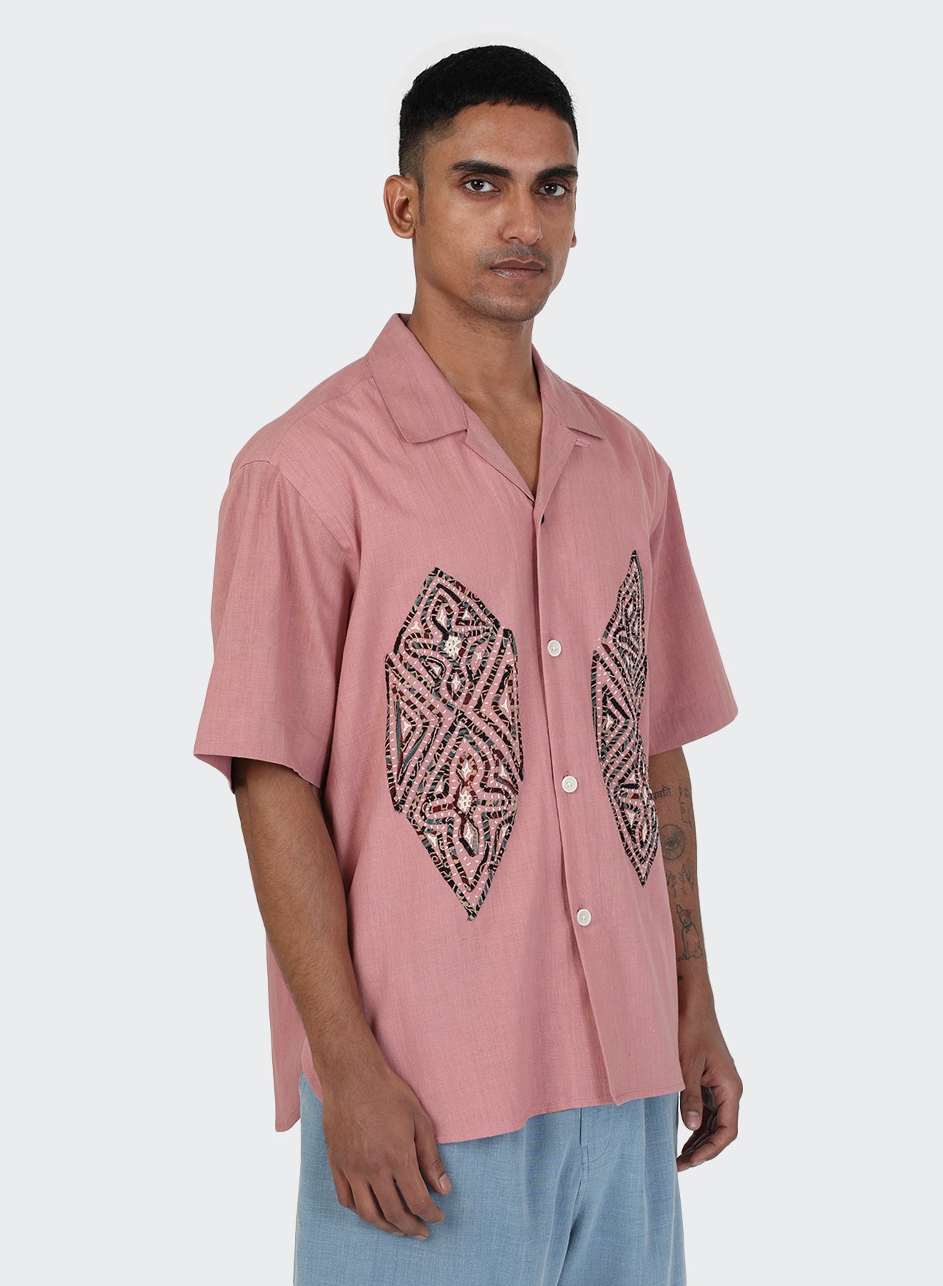 KARDO / RONEN / RELAXED FIT CAMP COLLAR SS SHIRT WITH HAND APPLIQUE / PINK