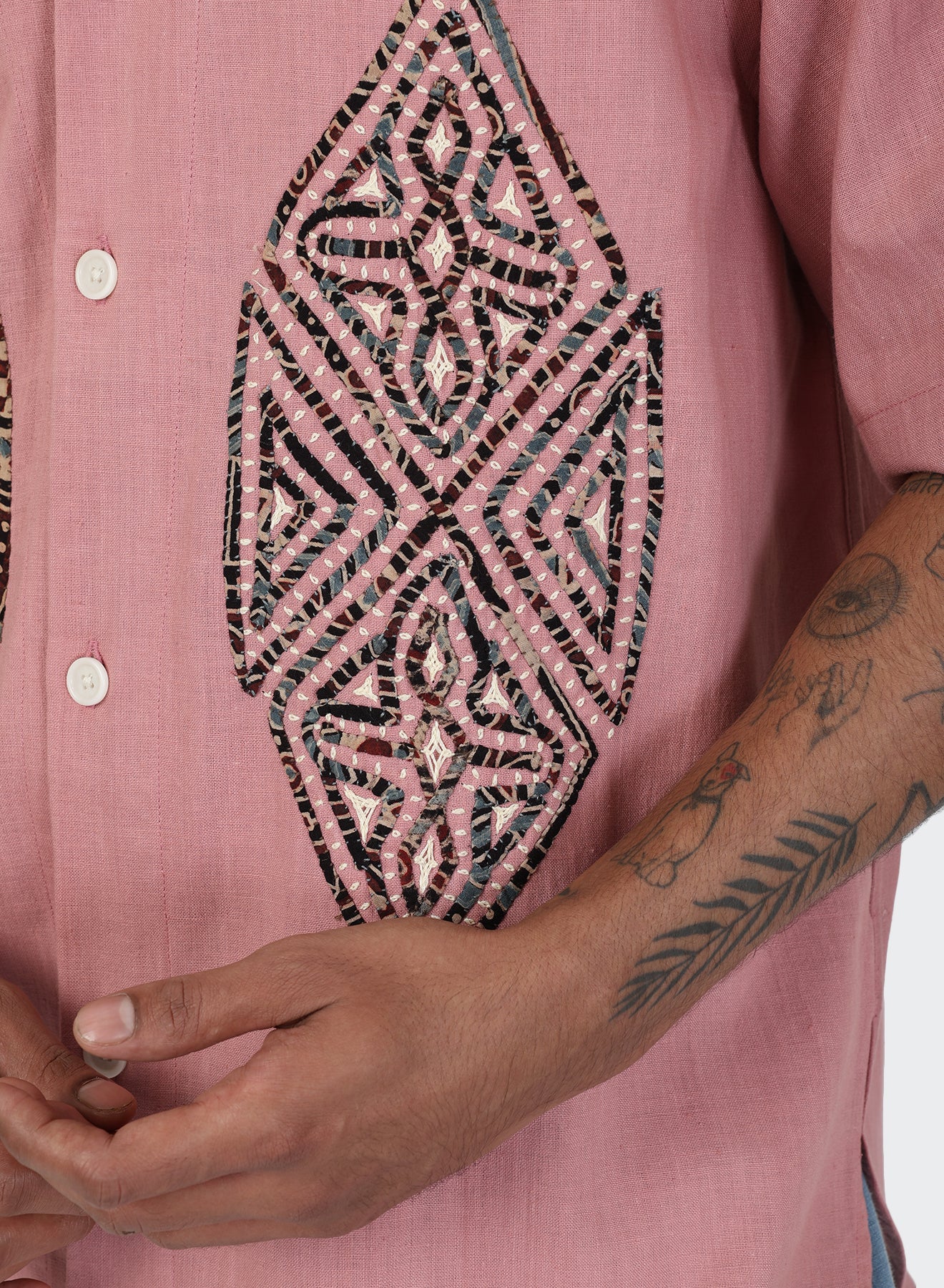 KARDO / RONEN / RELAXED FIT CAMP COLLAR SS SHIRT WITH HAND APPLIQUE / PINK