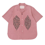 KARDO / RONEN / RELAXED FIT CAMP COLLAR SS SHIRT WITH HAND APPLIQUE / PINK